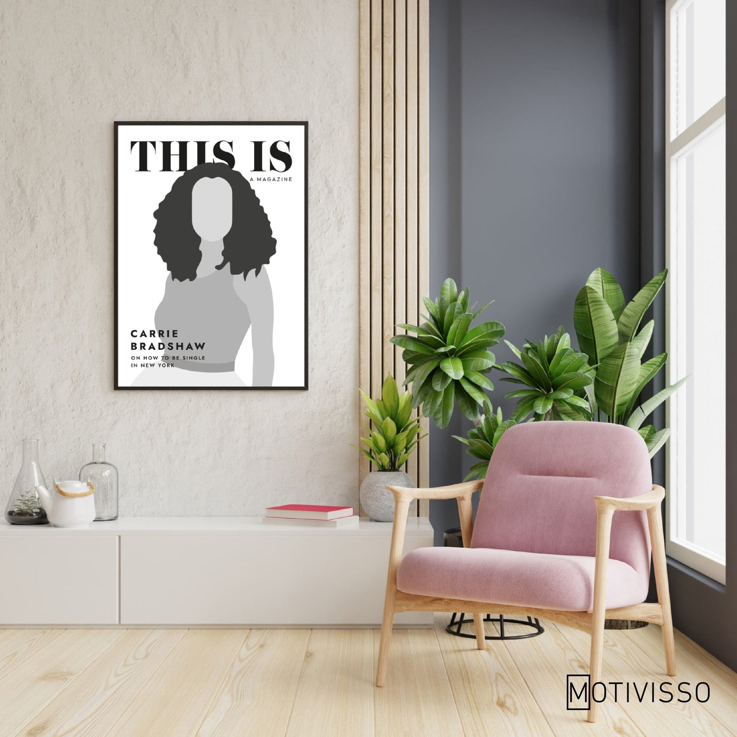 Carrie Bradshaw Poster im Wohnzimmer mit Stuhl und Pflanze