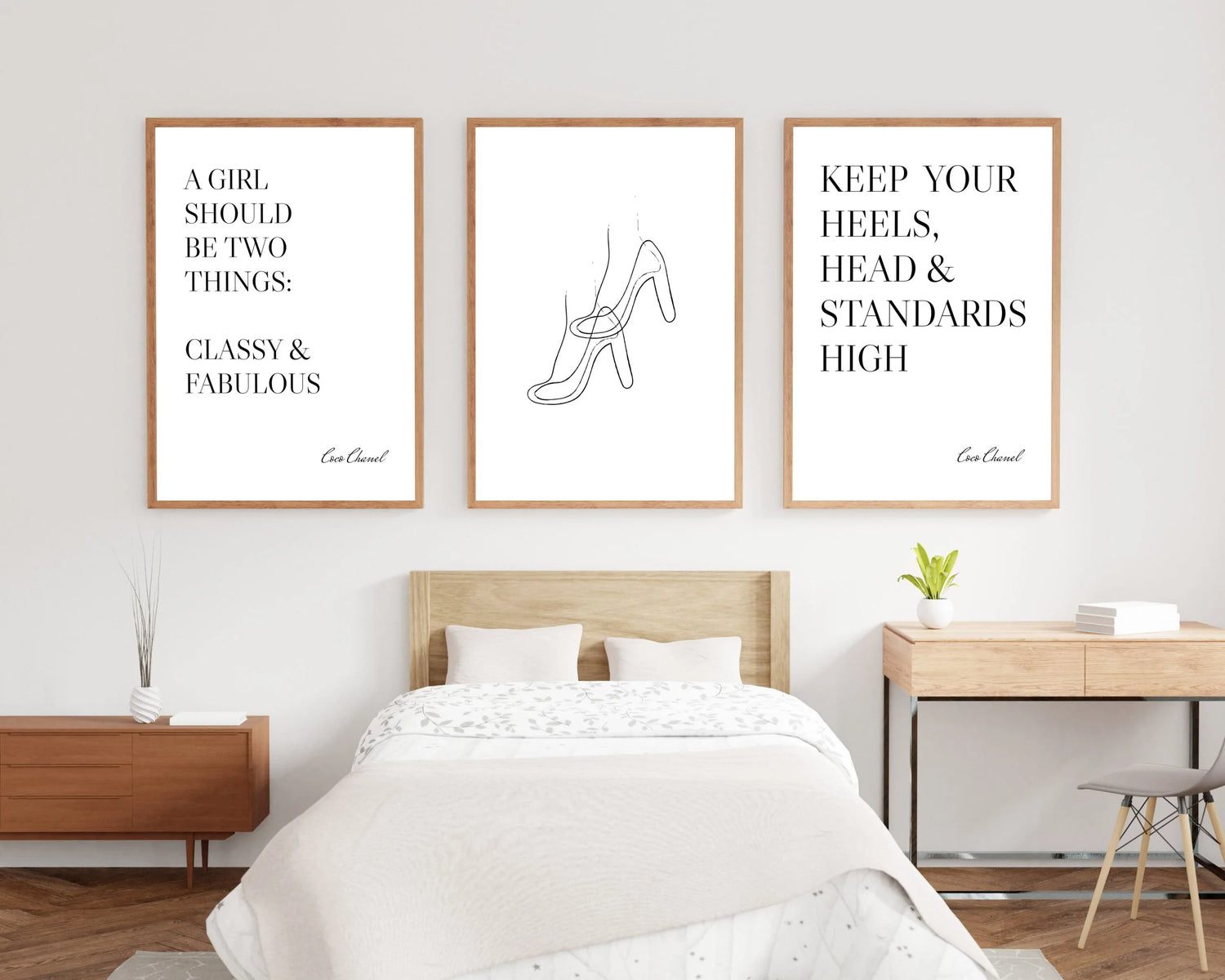 Coco Chanel Zitat Poster mit Poster Schuhe, dadrunter Bett mit Nachttisch